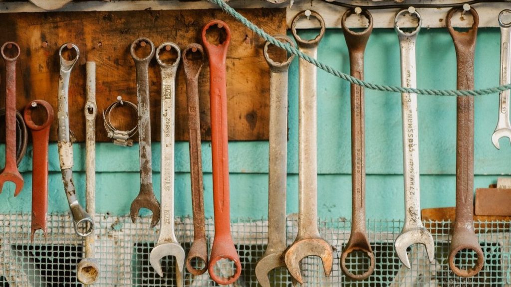 Clé et outils pour intervenir sur un circulateur de chauffage