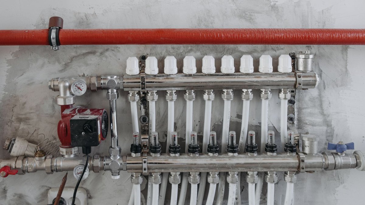 Plombier travaillant sur un système de chauffage