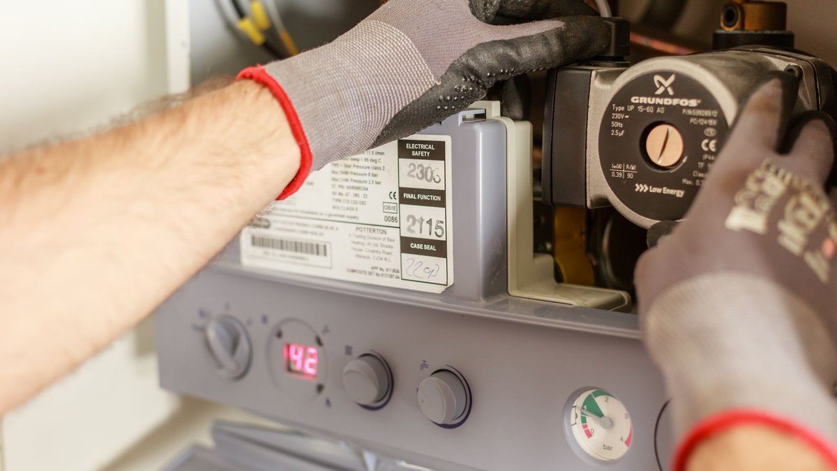 Technicien vérifiant un circulateur de chauffage