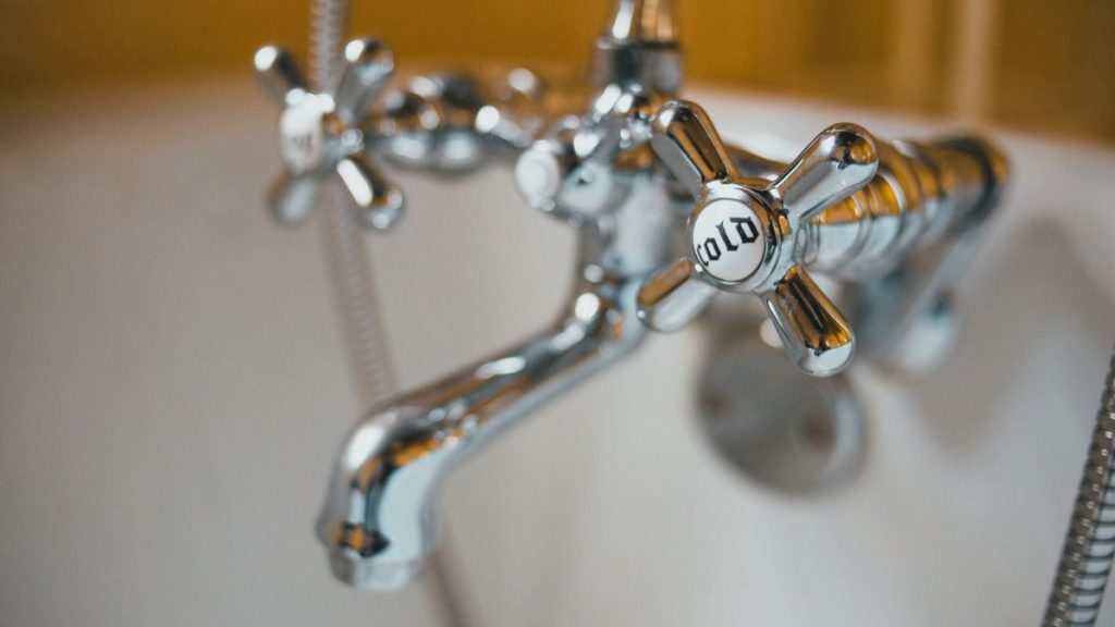 Tuyauterie de chaufferie avec circulateur pour eau chaude sanitaire