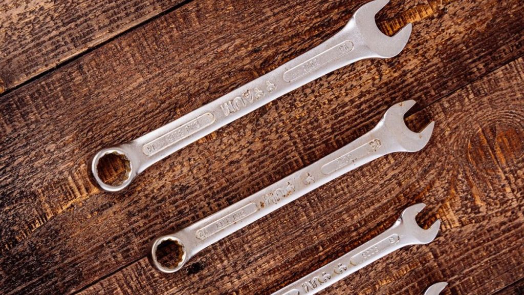 Technicien en chaufferie avec ses outils