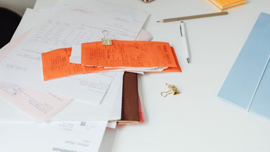 Plombier consultant un devis de chauffage