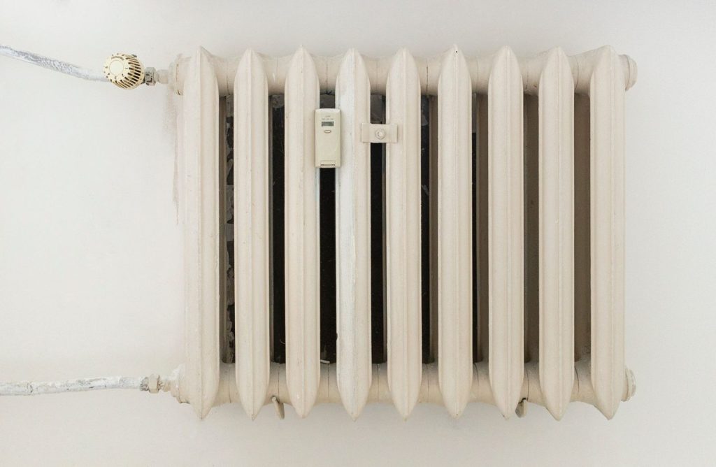 Radiateur froid en bas et chaud en haut : pourquoi, et que faire